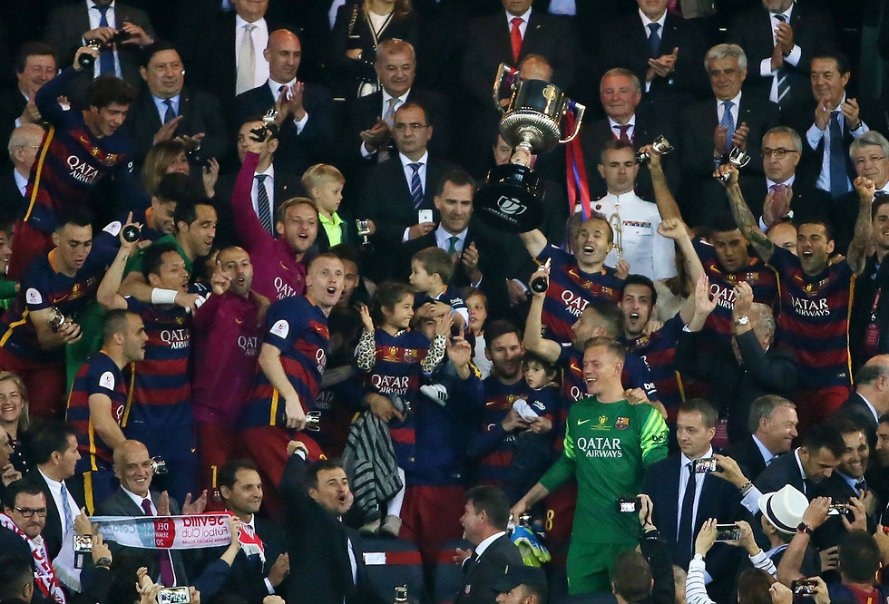 יש דאבל. שחקני ברצלונה חוגגים את הזכייה בגביע (צילום: AFP) (צילום: AFP)