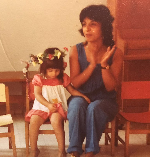 תמונת ילדות עם אמה הדסה ז"ל. "כשזכיתי להיות איתה הייתי ילדה מאוד שמחה" (צילום: אלבום פרטי)