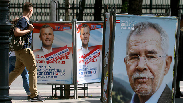 קמפיין פרו-אירופי. כרזת בחירות של ואן דר בלן לצד כרזות של הופר (צילום: AP) (צילום: AP)