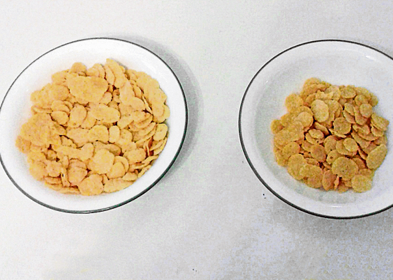 מימין 30 גר': כך מודדות החברות חצי כפית סוכר. משמאל 60 ג': המנה הממוצעת