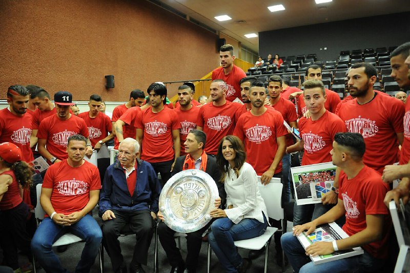 הקבוצה עם ראש העיר (צילום: ישראל יוסף)