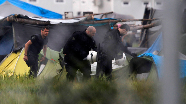 מאות שוטרים נשלחו למחנה הפליטים. אידומני (צילום: AP) (צילום: AP)