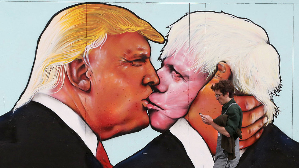 דומים? איור קיר של טראמפ וג'ונסון מתנשקים (צילום: AFP / GEOFF CADDICK) (צילום: AFP / GEOFF CADDICK)