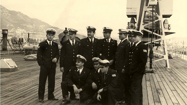 הסב בנימין (משמאל) עם צוותו בעת הבאת הצוללת מאנגליה (צילום: דובר צה"ל) (צילום: דובר צה