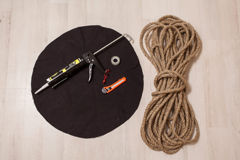 החומרים להכנת שטיח מחבל (צילום: טל ניסים)