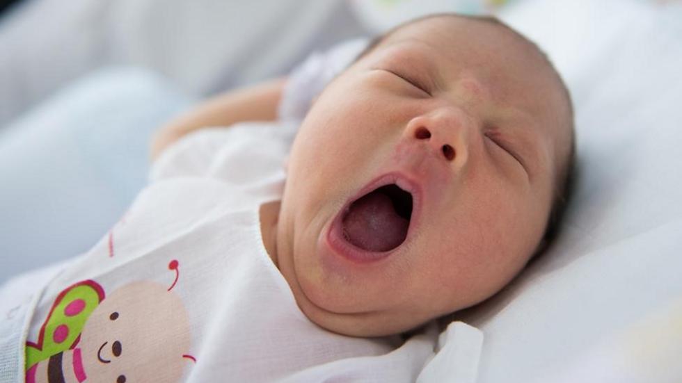 "אם התינוק מאותת שהוא עייף, מהרו להשכיב אותו לישון". (צילום: shutterstock) (צילום: shutterstock)