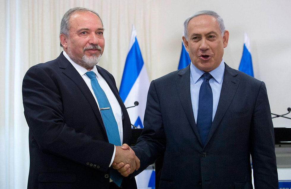 Incoming defense minister Lieberman and Prime Minister Netanyahu (Photo: EPA)