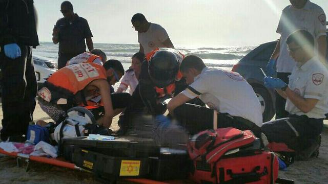 ניסיונות ההחייאה בחוף סירונית בנתניה (צילום: תיעוד מבצעי מד"א) (צילום: תיעוד מבצעי מד