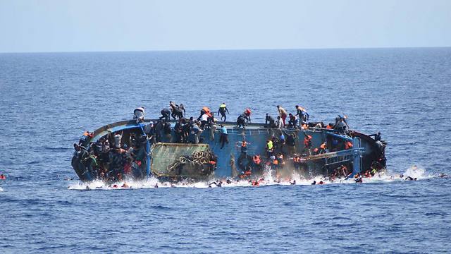 "אתגר בלתי אפשרי". מהגרים בדרכם מלוב לאיטליה (צילום: AP) (צילום: AP)
