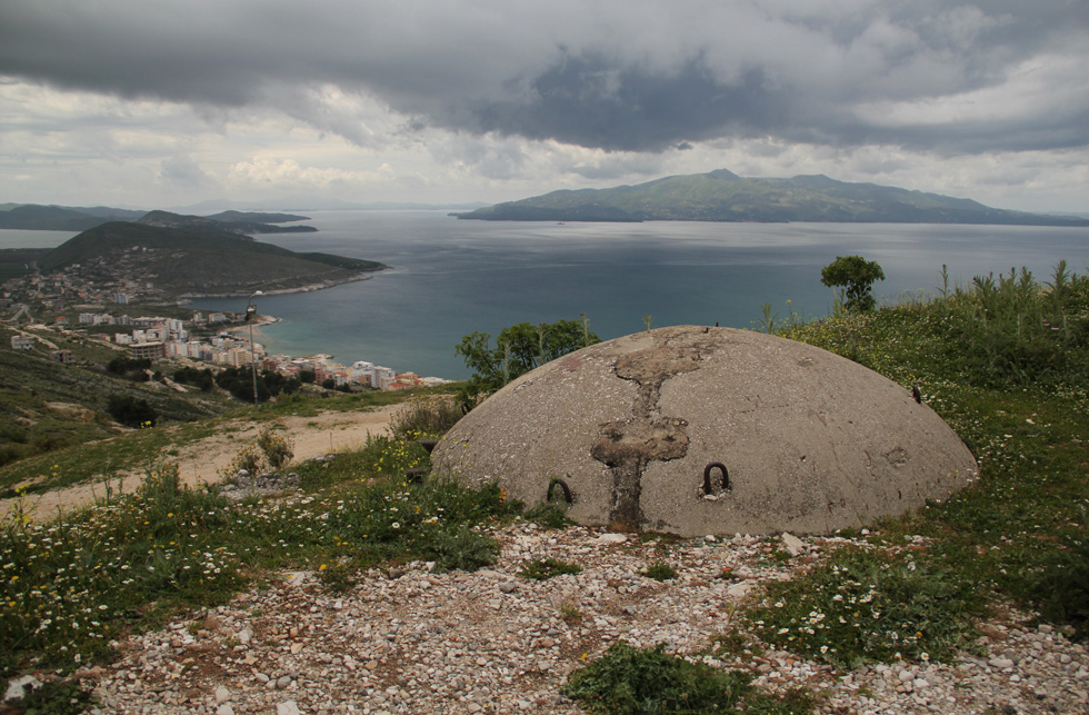 אחד ממאות אלפי הבונקרים באלבניה. צופה על האי היווני קורפו (צילום: רון רוזנבלום)