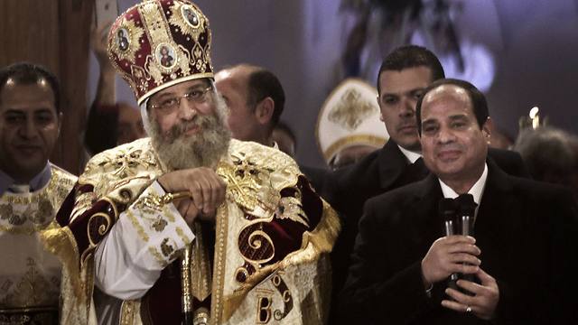נשיא מצרים עם ראש הכנסייה הקופטית תאודורוס השני (צילום: AP) (צילום: AP)
