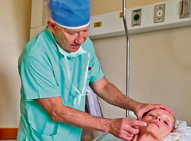 לפני הניתוח, הרופא מסמן את אזורי המתיחה | צילום: תומריקו