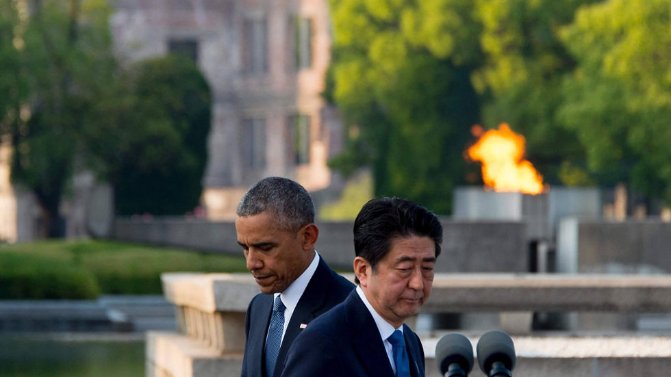 אבה עם אובמה במהלך ביקורו של הנשיא האמריקני בהירושימה (צילום: AFP) (צילום: AFP)