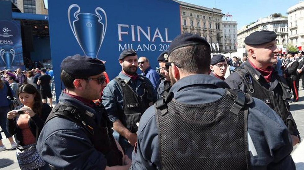 שוטרים במתחם האוהדים בגמר ליגת האלופות, בשנה שעברה במילאנו (צילום: מתוך הטוויטר) (צילום: מתוך הטוויטר)