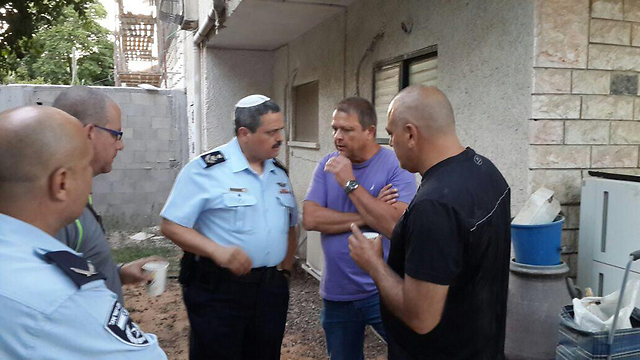 המפכ"ל ומפקד המחוז מוטי כהן שירה בגבריאלוב (משטרת ישראל) (משטרת ישראל)