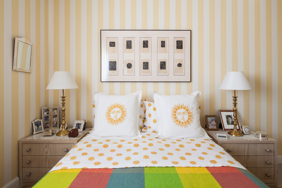 הצבעוניות בדירה מאופקת מאוד, למעט שמיכה ססגונית בחדר השינה, שגם היא, כמו הכלים, מבית עיצוב בעל מוניטין איכותיים (צילום: טל ניסים)