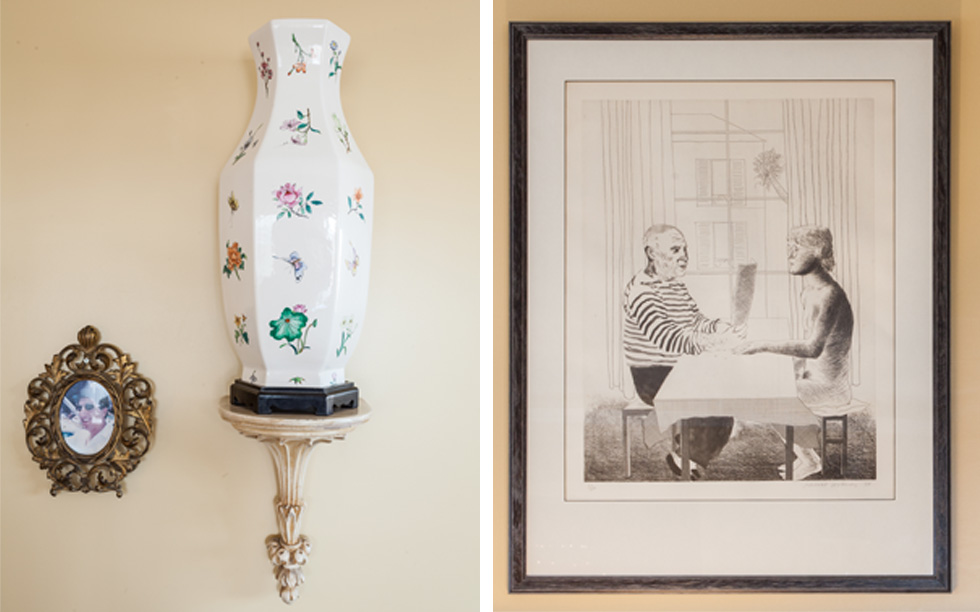 מימין: הדפס של דייוויד הוקני, שצייר את עצמו ואת פיקאסו יושבים משני צדיו של שולחן. משמאל אגרטל פורצלן מטאיפה, ותמונה של בן הזוג יהודה (צילום: טל ניסים)
