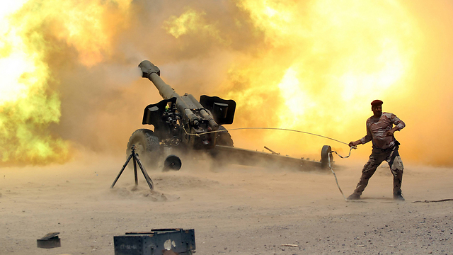 חילופי אש בין כוחות ביטחון עיראקיים לבין דאעש בפלוג'ה (צילום: רויטרס) (צילום: רויטרס)