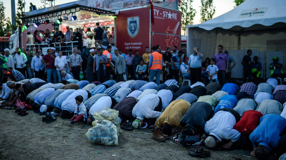 מוסלמים מתפללים בשולי החגיגות (צילום: AFP) (צילום: AFP)