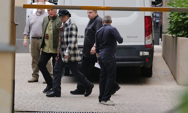 מוזנח מאץ'? ג'וני דפ עושה את גרמניה (splashnews)