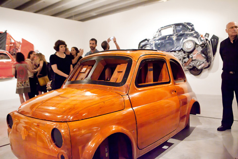 התערוכה של רון ארד, שריסק מכוניות פיאט אל הקיר (צילום: ענבל מרמרי)