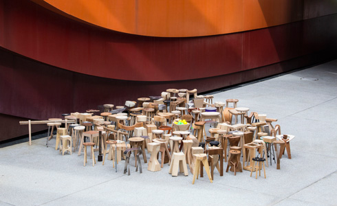 הכסאות של יעקב קאופמן ממתינים להיכנס לתערוכה. האם יתווספו חללי תצוגה למוזיאון הקטן? (צילום: איתי בנית)