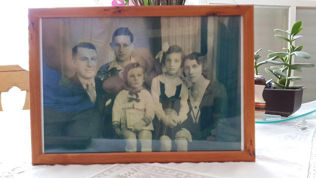 תמונת המשפחה, לפני המלחמה (צילום: עידו ארז) (צילום: עידו ארז)