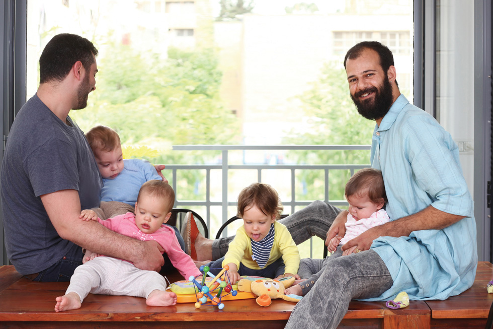גיל ומיכאל עם ארבעת ילדיהם, עברי, אמה, אליס וקלרה (צילום: גל חרמוני)
