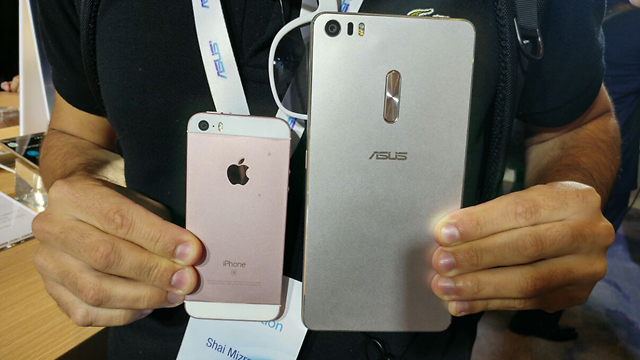 זנפון 3 אולטרה ליד האייפון 5se (צילום: שי מזרחי) (צילום: שי מזרחי)