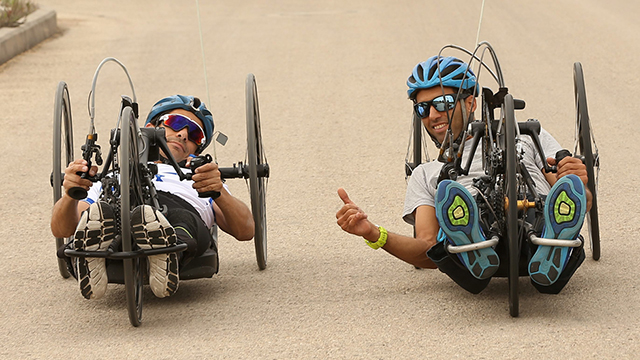 גל פרידמן וקובי ליאון מתחרים על אופני היד (צילום: אלעד גרשגורן) (צילום: אלעד גרשגורן)