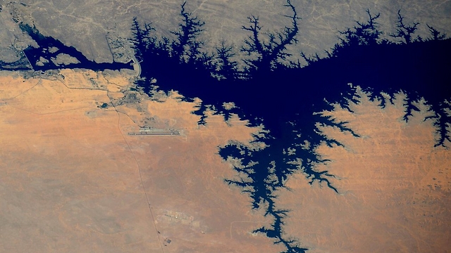 סכר אסואן על הנילוס, כפי שצולם מהחלל (צילום: טים פיק, סוכנות החלל האירופית) (צילום: טים פיק, סוכנות החלל האירופית)