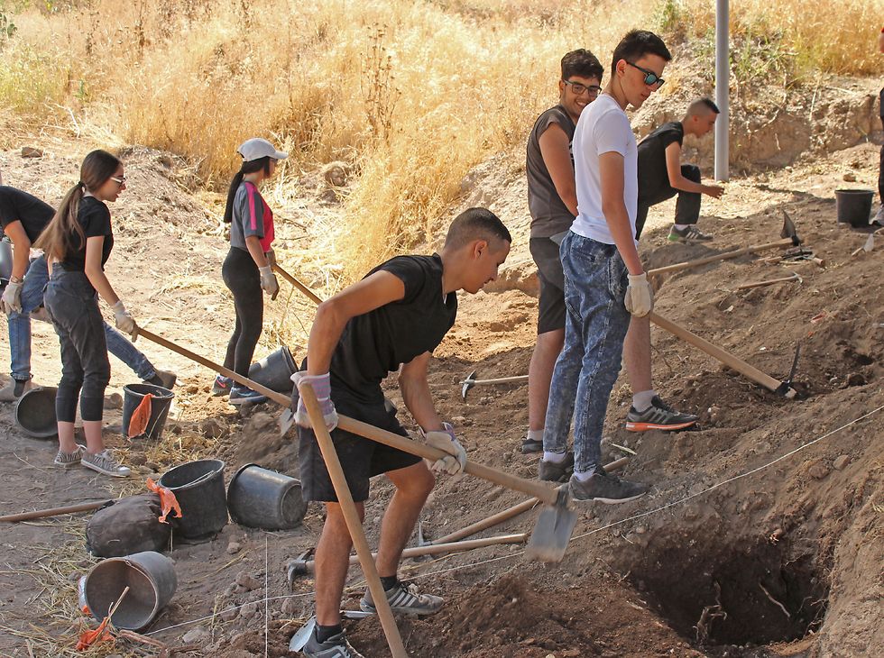 תלמידי שכבה י' משתתפים בשבוע חפירות מרוכז עם רשות העתיקות בגליל   (צילום: מיקי פלג, רשות העתיקות) (צילום: מיקי פלג, רשות העתיקות)