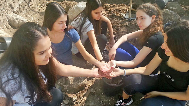 Sophomore girls who discovered the scarab (Photo: Israel Antiquities Authority)