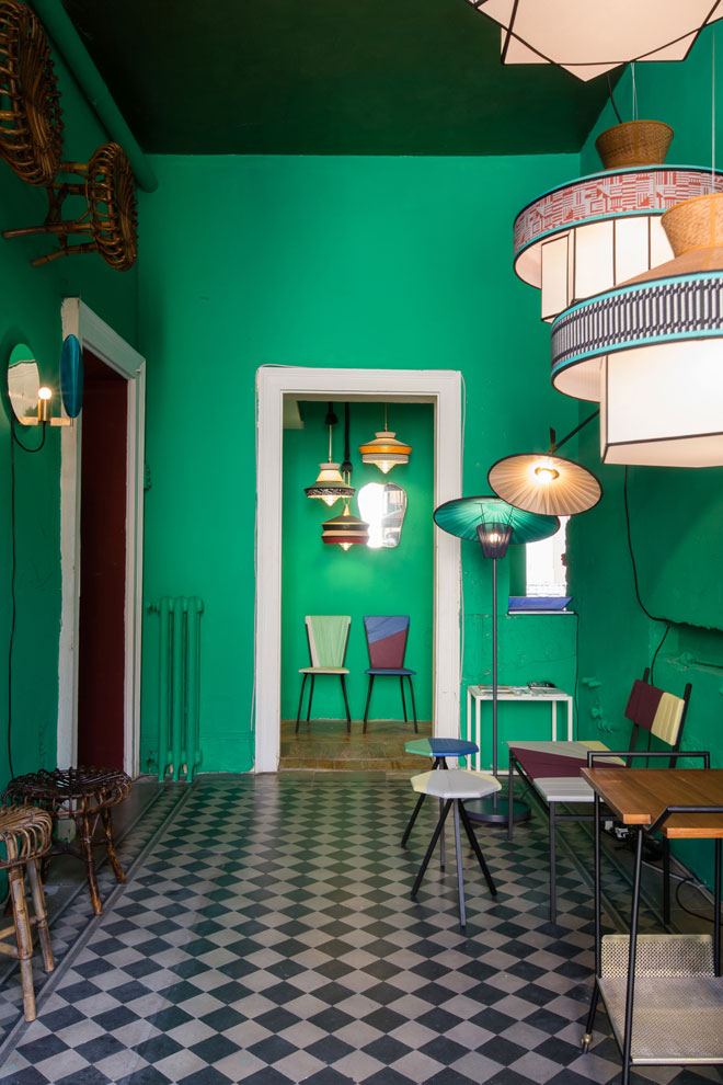 מנורות, כיסאות ושולחנות צד בתערוכה שהתקיימה בדירה רחבת ידיים במילאנו, שאצרו והציגו המעצב הגרפי אלסנדו פולי והאדריכלית פרנצ'סקה דה ג'ורג'י (באדיבות שבוע העיצוב מילאנו)