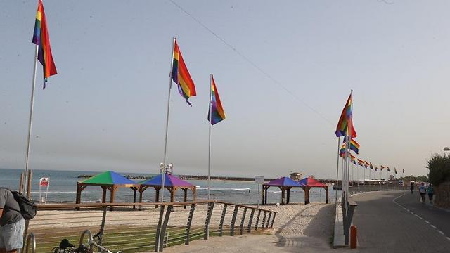 Пляж Хилтон украшен радужными флагами. Фото: Моти Кимхи