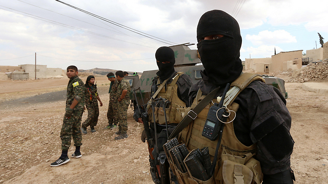 המטרה הייתה להקים ארגון שאינו מזוהה רק עם הכורדים. לוחמי "הכוחות הסוריים הדמוקרטיים" (צילום: רויטרס) (צילום: רויטרס)