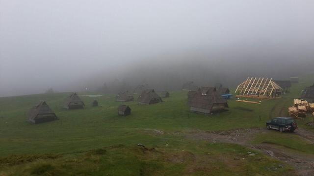 שמורת ביוגרדסקה גורה: בקתות רועים ששם אפשר לאכול אוכל מסורתי ()