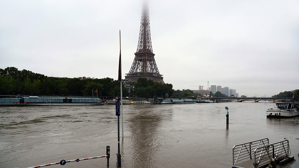 Flooding by the Eiffel Tower (Photo: AFP)