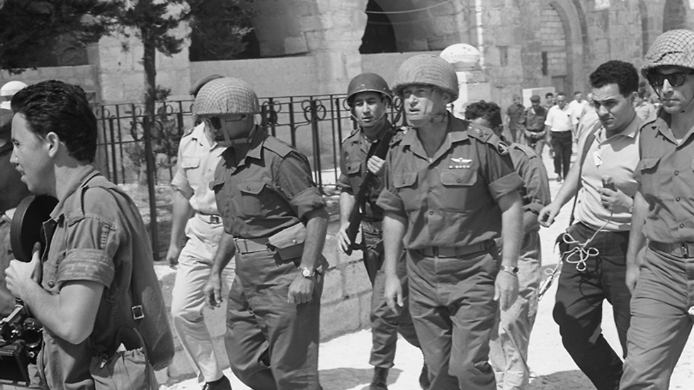 רבין ודיין בירושלים (צילום: באדיבות ארכיון צה"ל במשרד הביטחון ו"במחנה") (צילום: באדיבות ארכיון צה