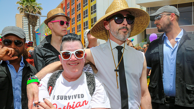 Comedian Lea DeLaria (L) and actor Alan Cumming at the 2016 Tel Aviv Pride parade (Photo: Guy Yechieli)