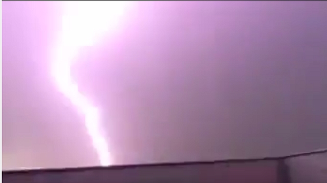 ברק מכה באזור הפסטיבל (צילום: מתוך יוטיוב) (צילום: מתוך יוטיוב)