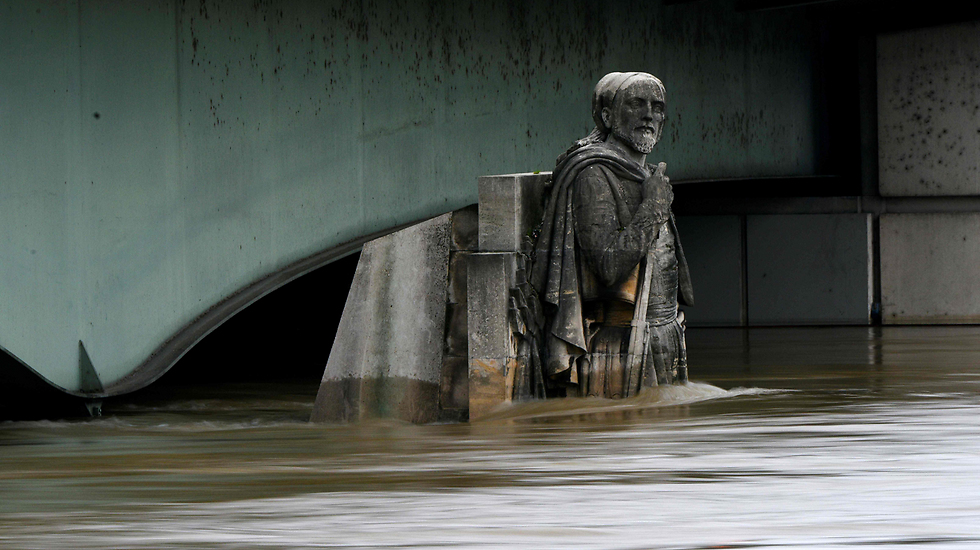 הסן עלה על גדותיו בפריז (צילום: AFP) (צילום: AFP)