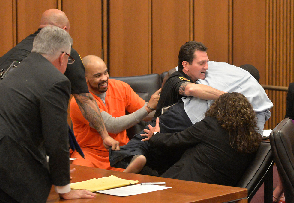 הרוצח מדיסון מחייך, האב נעצר בדרכו אליו (צילום: AP) (צילום: AP)