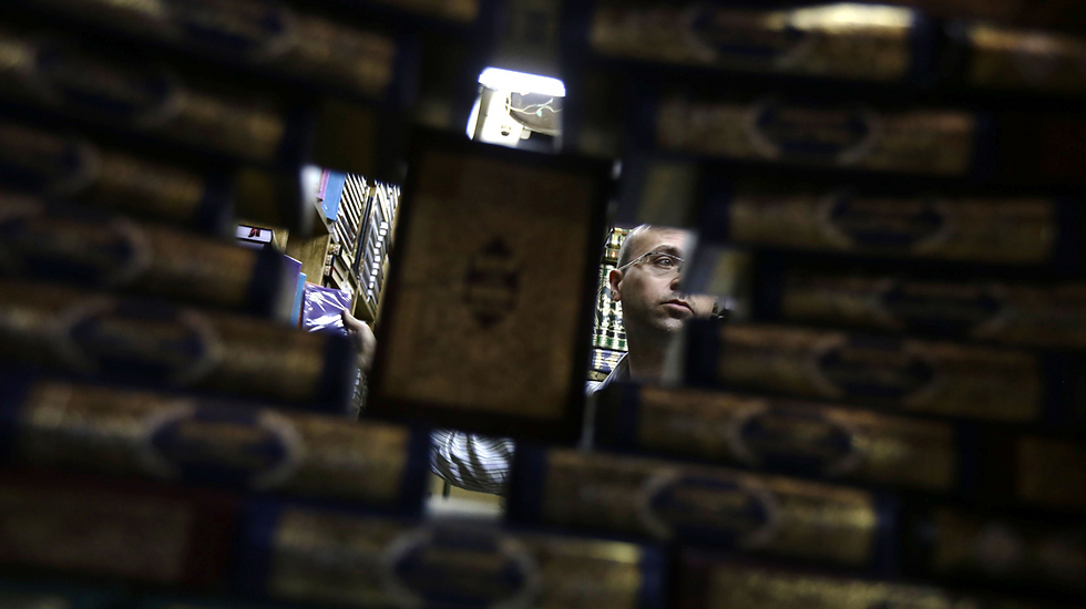 מבעד לספרי הקוראן בחנות לכתבים דתיים בדמשק (צילום: AFP) (צילום: AFP)