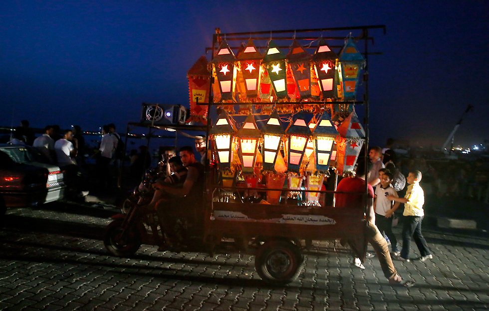 עגלת מנורות לרמדאן בעזה (צילום: AP) (צילום: AP)
