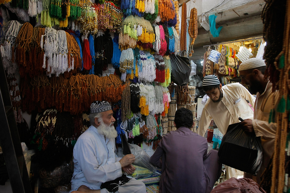 חנות חרוזי תפילה בפקיסטן (צילום: AP) (צילום: AP)