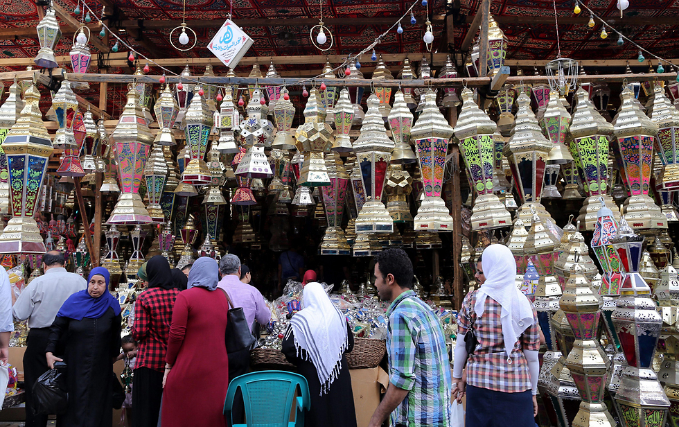 מנורות מסורתיות מיוחדות לרמדאן בשוק במצרים (צילום: EPA) (צילום: EPA)