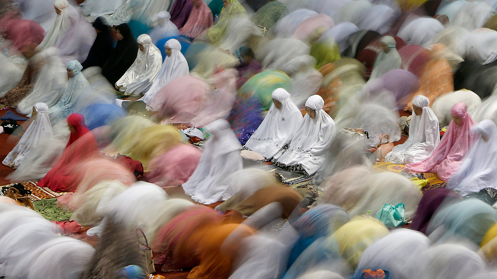 תפילת רמדאן ראשונה בשלל צבעים בג'קרטה, אינדונזיה (צילום: EPA) (צילום: EPA)
