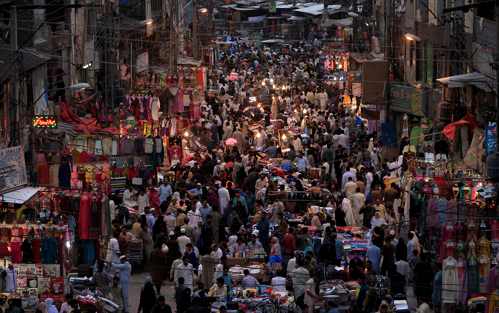קניות לרמדאן בשוק ברוואלפינדי שבפקיסטן (צילום: רויטרס) (צילום: רויטרס)