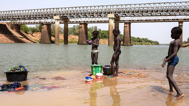 עיניים כל הזמן למים. הנהר שורץ ההיפופוטמים (צילום: AFP) (צילום: AFP)